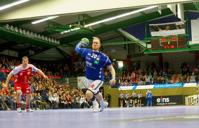 Seven meters Run by Jort Neuteboom Aue left Michael Hegemann Essen Handball 2 League 2017 18 EHV Aue TUSEM Essen 27 29 am 18 11 2017 EHV Aue TUSEM Essen
