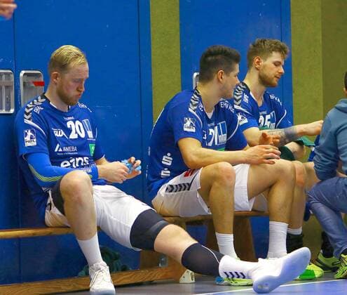 Disappointment after the final whistle at Jort Neuteboom Aue right Philip Jungemann Aue and Gregor Remke Aue Handball 2 League 2017 18 EHV Aue TUSEM Essen 27 29 am 18 11 2017 EHV Aue TUSEM Essen