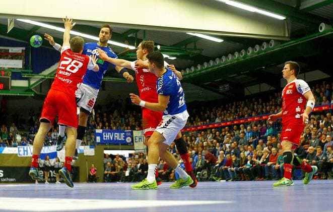 Marc Pechstein Aue is up ahead of Malte Seidel Essen and Tim Zechel Essen Philip Jungemann Aue Handball 2 League 2017 18 EHV Aue TUSEM Essen 27 29 am 18 11 2017 EHV Aue TUSEM Essen