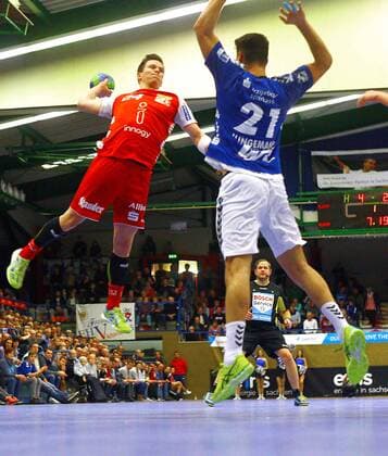 Goal shot by Carsten Ridder Essen Philip Jungemann Aue Handball 2 League 2017 18 EHV Aue TUSEM Essen 27 29 am 18 11 2017 EHV Aue TUSEM Essen
