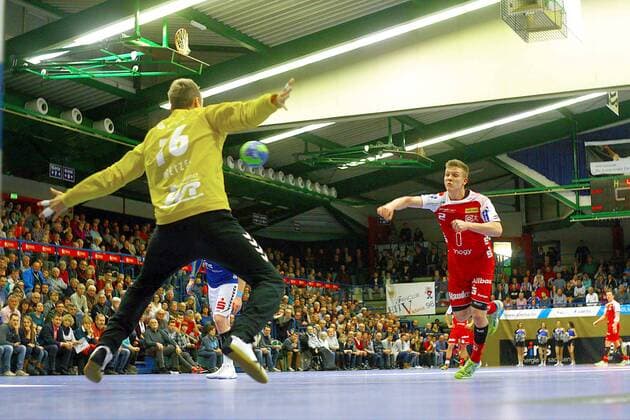 Noah Beyer overcame by seven meters Essen goalkeeper Robert Wetzel Aue Handball 2 League 2017 18 EHV Aue TUSEM Essen 27 29 am 18 11 2017 EHV Aue TUSEM Essen