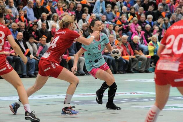 Monika Kobylinska TusSis Metzingen 8 against Emma Lindqvist H 65 Hoeoers HK 14 Handball Women EHF Cup Round 3 Game 18 11 2017 Photo TBaur Eibner Metzingen Copyright: xBaurT Eibner-Pressefotox EP_ToBa