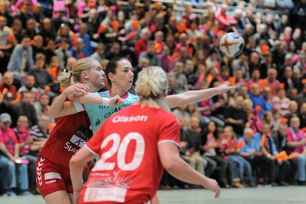 Monika Kobylinska TusSis Metzingen 8 against Emma Lindqvist H 65 Hoeoers HK 14 Handball Women EHF Cup Round 3 Game 18 11 2017 Photo TBaur Eibner Metzingen Copyright: xBaurT Eibner-Pressefotox EP_ToBa