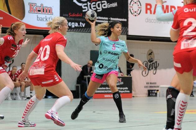 Delaila Amega TusSis Metzingen 5 against Anna Olsson H 65 Hoeoers HK 20 Handball Women EHF Cup Round 3 Game 18 11 2017 Photo TBaur Eibner Metzingen Copyright: xBaurT Eibner-Pressefotox EP_ToBa