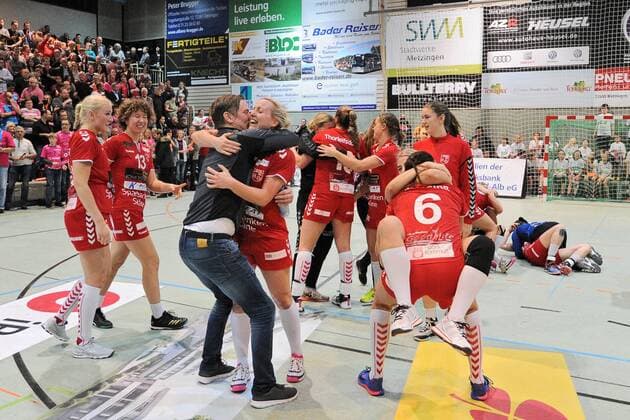 The Hoeoers players cheer about getting ahead in the EHF Cup Handball Women EHF Cup Round 3 Game 18 11 2017 Photo TBaur Eibner Metzingen Copyright: xBaurT Eibner-Pressefotox EP_ToBa