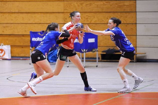 Picture shows Kirsten Walter Groebenzell and Verena Obermeier Groebenzell in a duel with Sulamith Klein Herrenberg 9 Matchday of the 2 Women Handball Bundesliga in the season 2017 18 between the HCD Groebenzell and the SG H2Ku Herrenberg Groebenzell Copyright: xEIBNER MarcelxEngelbrechtx EP_MET