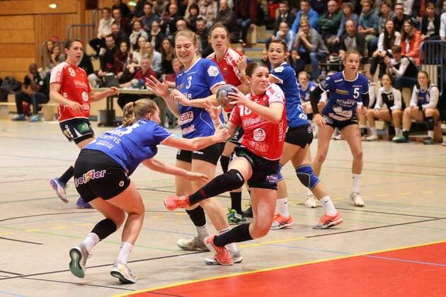 Picture shows Lea Neubrander Herrenberg and Verena Owald Groebenzell 9 Match day of the 2 women handball Bundesliga in the season 2017 18 between the HCD Groebenzell and the SG H2Ku Herrenberg Groebenzell Copyright: xEIBNER MarcelxEngelbrechtx EP_MET
