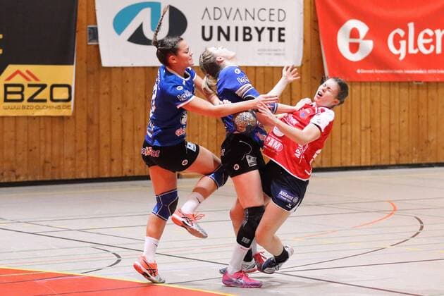 Vera Balk Groebenzell and Svenja Jaenicke Groebenzell stop Marie Christine Beddies Herrenberg 9 Matchday of the 2 Women Handball Bundesliga in the season 2017 18 between the HCD Groebenzell and the SG H2Ku Herrenberg Groebenzell Copyright: xEIBNER MarcelxEngelbrechtx EP_MET