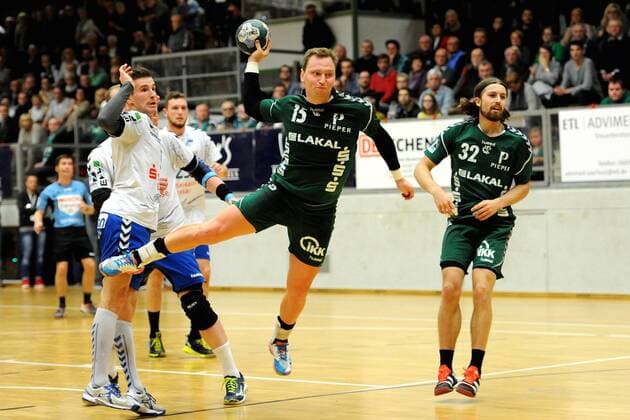 Martin Murawski HG Saarlouis 15 with throw on the circle in the game HG Saarlouis vs Dessau Rosslauer HG 06 Handball 2 Bundesliga Season 2017 2018 18 11 17 Photo Peter Franz Eibner Press photo Saarlouis Copyright: xFranz Eibner-Pressefotox EP_PFZ