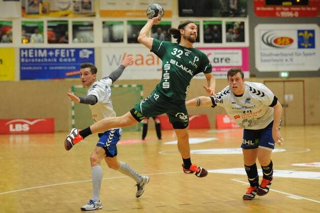 Julius Lindskog Andersson HG Saarlouis 32 playing the circle in the match HG Saarlouis vs. Dessau Rosslauer HG 06 Handball 2 Bundesliga Season 2017 2018 18 11 17 Photo Peter Franz Eibner Press photo Saarlouis Copyright: xFranz Eibner-Pressefotox EP_PFZ