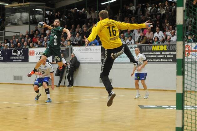 Julius Lindskog Andersson HG Saarlouis 32 with throw before Philipp Ambrosius DRHV06 16 in the game HG Saarlouis vs Dessau Rosslauer HG 06 Handball 2 Bundesliga Season 2017 2018 18 11 17 Photo Peter Franz Eibner Press photo Saarlouis Copyright: xFranz Eibner-Pressefotox EP_PFZ