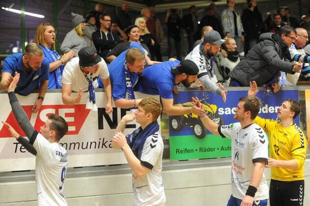 Dankl of the Dessau players to the supporters traveling to the support after the game HG Saarlouis vs Dessau Rosslauer HG 06 Handball 2 Bundesliga season 2017 2018 18 11 17 Photo Peter Franz Eibner press photo Saarlouis Copyright: xFranz Eibner-Pressefotox EP_PFZ