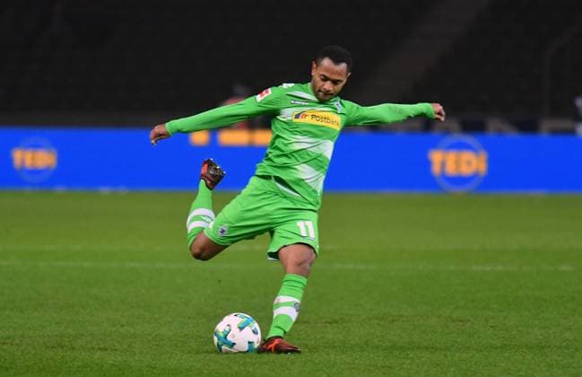 Raffael Gladbach moves to 0 3 for Gladbach Hertha BSC Berlin Borussia Mönchengladbach 1 Bundesliga 2017 2018 1 BL 1 Bundesliga DFL Football Soccer Men Men Men Germany Germany Berlin 18 11 2017 Olympiastadion