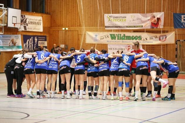 Picture shows the two teams and the referee before the kick-off 9 Match day of the 2 women handball Bundesliga in the season 2017 18 between the HCD Groebenzell and the SG H2Ku Herrenberg Groebenzell Copyright: xEIBNER MarcelxEngelbrechtx EP_MET