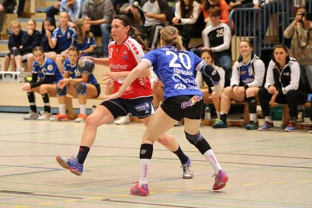 Picture shows Sarah Neubrander Herrenberg and Svenja Jnicke Groebenzell 9 Match day of the 2 women handball Bundesliga in the season 2017 18 between the HCD Groebenzell and the SG H2Ku Herrenberg Groebenzell Copyright: xEIBNER MarcelxEngelbrechtx EP_MET