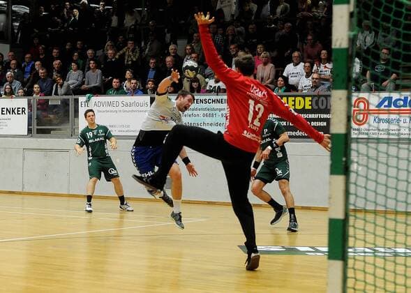 Florian Pfeiffer DRHV06 14 with throw on the Saarlouiser goal with Patrick Schulz HG Saarlouis 12 in the game HG Saarlouis vs Dessau Rosslauer HG 06 Handball 2 Bundesliga Season 2017 2018 18 11 17 Photo Peter Franz Eibner Press photo Saarlouis Copyright: xFranz Eibner-Pressefotox EP_PFZ