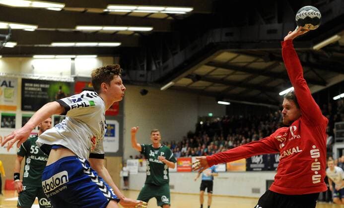 Johannes Wasielewski DRHV06 18 fails with a throw to goalkeeper Patrick Schulz HG Saarlouis 12 in the game HG Saarlouis vs Dessau Rosslauer HG 06 Handball 2 Bundesliga Season 2017 2018 18 11 17 Photo Peter Franz Eibner Press photo Saarlouis Copyright: xFranz Eibner-Pressefotox EP_PFZ