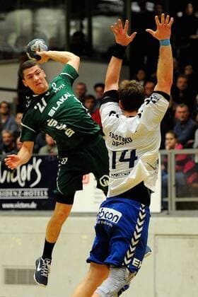 Jerome Mueller HG Saarlouis 14 throw Florian Pfeiffer DRHV06 14 can not block in the game HG Saarlouis vs Dessau Rosslauer HG 06 Handball 2 Bundesliga season 2017 2018 18 11 17 Photo Peter Franz Eibner press photo Saarlouis Copyright: xFranz Eibner-Pressefotox EP_PFZ