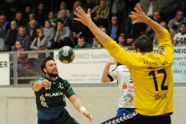 New entry Moritz Barkow HG Saarlouis 20 with a lift over Phil Doehler DRHV06 12 in the game HG Saarlouis vs Dessau Rosslauer HG 06 Handball 2 Bundesliga Season 2017 2018 18 11 17 Photo Peter Franz Eibner Press photo Saarlouis Copyright: xFranz Eibner-Pressefotox EP_PFZ