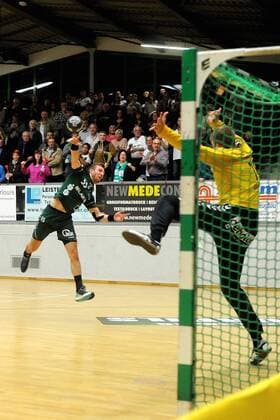 Marcel Engels HG Saarlouis 55 meets with throw against Philipp Ambrosius DRHV06 16 in the game HG Saarlouis vs Dessau Rosslauer HG 06 Handball 2 Bundesliga Season 2017 2018 18 11 17 Photo Peter Franz Eibner Press photo Saarlouis Copyright: xFranz Eibner-Pressefotox EP_PFZ