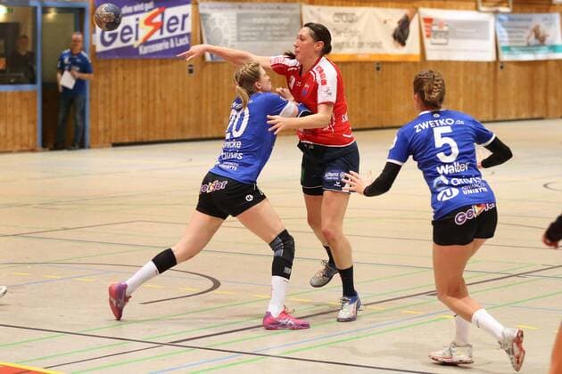 Svenja Jaenicke Groebenzell disturbs Sarah Neubrander Herrenberg at the litter 9 Matchday of the 2 women Handball Bundesliga in the season 2017 18 between the HCD Groebenzell and the SG H2Ku Herrenberg Groebenzell Copyright: xEIBNER MarcelxEngelbrechtx EP_MET
