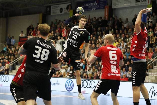 Adrian Kammlodt HC Elbflorenz Dresden 30 against Markus Fuchs ASV Hamm Westphalia 6 right ASV Hamm Westphalia vs HC Elbflorenz Dresden Handball 2 Bundesliga 18 11 2017 Hamm Copyright: xEibner-Pressefoto Strohdiekx EP_JSK