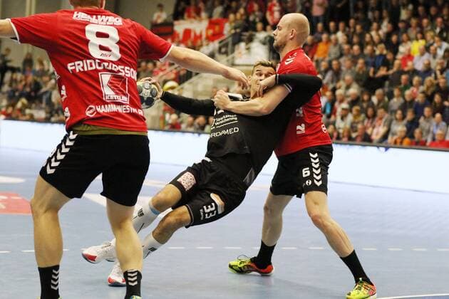 Roman Becvar HC Elbflorenz Dresden 33 against Markus Fuchs ASV Hamm Westphalia 6 right front Fannar Thor Fridgeirsson ASV Hamm Westphalia 8 ASV Hamm Westphalia vs HC Elbflorenz Dresden Handball 2 Bundesliga 18 11 2017 Hamm Copyright: xEibner-Pressefoto Strohdiekx EP_JSK