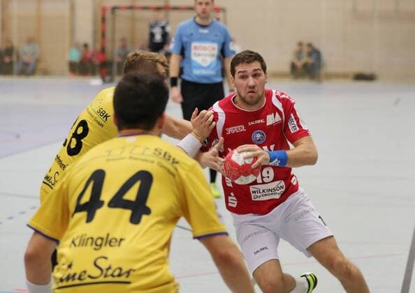 2 HBL HSG Konstanz Bergischer HC 26 30 Tomas Babak BHC right against Chris Berchtenbreiter KON and Felix Klingler 44 KON Konstanz Copyright: xPisa Eibner-Pressefotox EP_PPA
