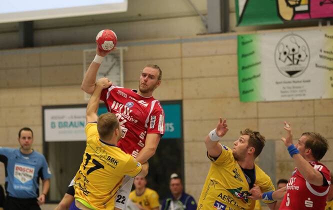 2 HBL HSG Konstanz Bergischer HC 26 30 Fabian Gutbrod BHC on the ball in front Felix Kr ger KON on the right Sebastian B sing KON and Max Darj BHC Konstanz Copyright: xPisa Eibner-Pressefotox EP_PPA