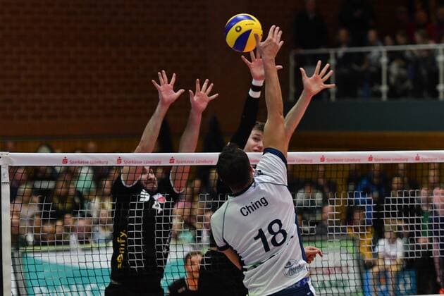 GER VBL SVG Lueneburg vs. TV Rottenburg 18 11 2017 Lueneburg GER VBL SVG Lueneburg vs. TV Rottenburg in the picture Federico Cipollone Rottenburg 04 tries to beat Roy Ching Lueneburg 18 nordphoto xWitke nph00002