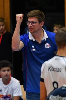 GER VBL SVG Lueneburg vs. TV Rottenburg 18 11 2017 Lueneburg GER VBL SVG Lueneburg vs TV Rottenburg im Bild Coach Stefan Huebner Hübner Lueneburg shows the winning fist nordphoto xWitke nph00002