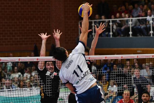 GER VBL SVG Lueneburg vs. TV Rottenburg 18 11 2017 Lueneburg GER VBL SVG Lueneburg vs TV Rottenburg in the picture Federico Cipollone Rottenburg 04 tries to beat Raymond Szeto Lueneburg 11 nordphoto xWitke nph00002