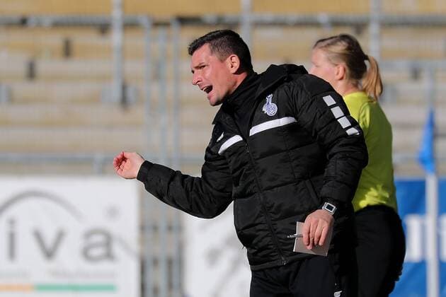 Christian Franz Pohlmann coach head coach MSV gives gestures instructions gesturing with the arms gives instructions gesticulate single action action xozx