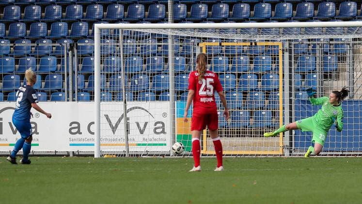 v left Stephanie Breitner TSG 12 scored with penalty kick penalty against Lena Nuding Goalkeeper MSV 23 scored the 1 0 goal scored action action xozx