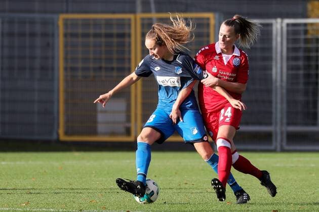 v li Fabienne Dongus TSG 33 Virginia Kirchberger MSV 24 Duel duel tackle tackling Dynamics Action Action Football Allianz Women Bundesliga TSG 1899 Hoffenheim MSV Duisburg xozx