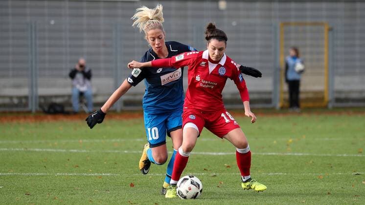 Sharon Beck TSG 10 Barbara Dunst MSV 18 Duel tackle tackling Dynamics Action Action Football Allianz Women Bundesliga TSG 1899 Hoffenheim MSV Duisburg xozx
