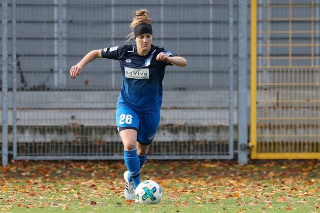 Sophie Howard TSG 26 on the ball Spielzene Freisteller Full Body Single Action Action Football Allianz Women Bundesliga TSG 1899 Hoffenheim MSV Duisburg xozx