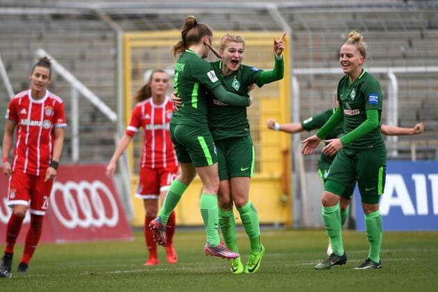 v Simone Laudehr Bayern Munich FCB 21 Jill Roord Bayern Munich FCB 10 disappointed looking disappointment frustration disappointed pessimistic Nina Lühring Luersen SV Werder Bremen 4 Verena Volkmer SV Werder Bremen 16 Lina Hausicke SV Werder Bremen 18 with goal cheering Jubilee Torjubel goal scores celebrate the goal goal celebration Jubel over the gate to the 0 1 by Verena Volkmer SV Werder Bremen 16 optimistic Action Action Soccer Alliance Women Bundesliga FC Bayern Munich SV Werder Bremen xslx