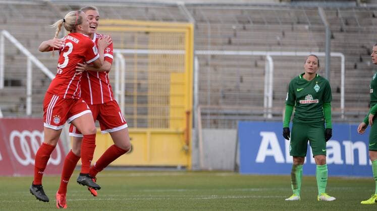 v li Mandy Islacker FC Bayern Munich FCB 23 Jill Roord FC Bayern Munich FCB 10 with goal celebrations Cheers Torjubel Goalkeeping celebrate the goal goal celebration Cheers over the gate to 2 1 by Jill Roord FC Bayern Munich FCB 10 optimistic action action Gabriella Toth SV Werder Bremen 15 disappointed looking disappointment frustration disappointed pessimistic football alliance women Bundesliga FC Bayern Munich SV Werder Bremen xslx