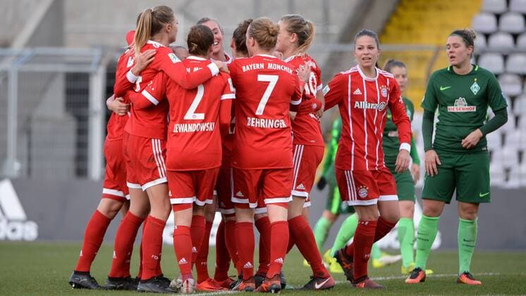 Jubel on goal to 2 1 by Jill Roord FC Bayern Munich FCB 10 mi optimistic action action Lisa Marie Scholz SV Werder Bremen 7 disappointed looking disappointment frustration disappointed pessimistic football alliance women Bundesliga Bayern Munich SV Werder Bremen xslx