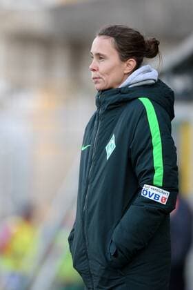 Coach Carmen Roth SV Werder Bremen looking disappointed disappointment frustration disappointed pessimistic single image Action Action Football Allianz Women Bundesliga FC Bayern Munich SV Werder Bremen xslx