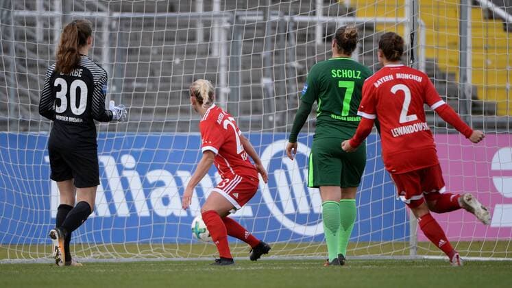 v left Anneke Borbe goalkeeper SV Werder Bremen 30 disappointed disappointment Frustration disappointed pessimistic Mandy Islacker Bayern Munich FCB 23 scored the goal Goalkeeper to 1 1 scores the goal Goal Goal Action Action Gina Lewandowski FC Bayern Munich FCB 2 Football Allianz Women Bundesliga FC Bayern Munich SV Werder Bremen xslx