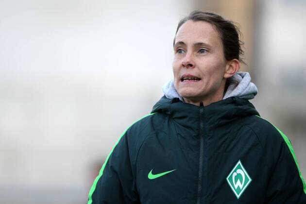 Coach Carmen Roth SV Werder Bremen looking disappointed disappointment frustration disappointed pessimistic single image Action Action Football Allianz Women Bundesliga FC Bayern Munich SV Werder Bremen xslx