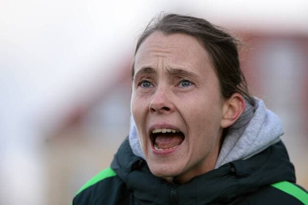 Coach Carmen Roth SV Werder Bremen shouting screaming gives gestures gestures gestures gestures gestures gesticulate gestures image Action Action Portrait Portrait Football Alliance Women Bundesliga FC Bayern Munich SV Werder Bremen xslx