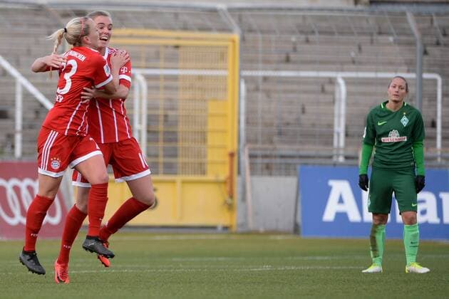 v li Mandy Islacker FC Bayern Munich FCB 23 Jill Roord FC Bayern Munich FCB 10 with goal celebrations Cheers Torjubel Goalkeeping celebrate the goal goal celebration Cheers over the gate to 2 1 by Jill Roord FC Bayern Munich FCB 10 optimistic action action Gabriella Toth SV Werder Bremen 15 disappointed looking disappointment frustration disappointed pessimistic football alliance women Bundesliga FC Bayern Munich SV Werder Bremen xslx
