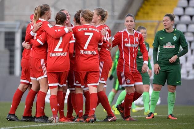 Jubel on goal to 2 1 by Jill Roord FC Bayern Munich FCB 10 mi optimistic action action Lisa Marie Scholz SV Werder Bremen 7 disappointed looking disappointment frustration disappointed pessimistic football alliance women Bundesliga Bayern Munich SV Werder Bremen xslx