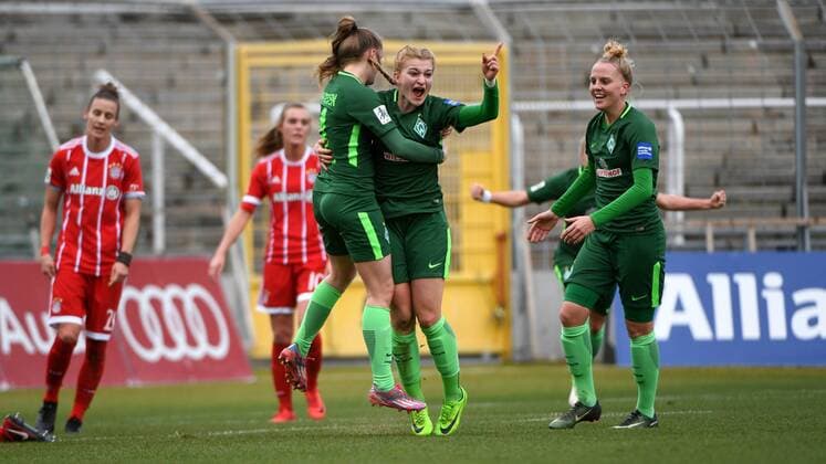 v Simone Laudehr Bayern Munich FCB 21 Jill Roord Bayern Munich FCB 10 disappointed looking disappointment frustration disappointed pessimistic Nina Lühring Luersen SV Werder Bremen 4 Verena Volkmer SV Werder Bremen 16 Lina Hausicke SV Werder Bremen 18 with goal cheering Jubilee Torjubel goal scores celebrate the goal goal celebration Jubel over the gate to the 0 1 by Verena Volkmer SV Werder Bremen 16 optimistic Action Action Soccer Alliance Women Bundesliga FC Bayern Munich SV Werder Bremen xslx