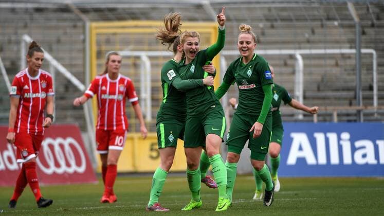 v Simone Laudehr Bayern Munich FCB 21 Jill Roord Bayern Munich FCB 10 disappointed looking disappointment frustration disappointed pessimistic Nina Lühring Luersen SV Werder Bremen 4 Verena Volkmer SV Werder Bremen 16 Lina Hausicke SV Werder Bremen 18 with goal cheering Jubilee Torjubel goal scores celebrate the goal goal celebration Jubel over the gate to the 0 1 by Verena Volkmer SV Werder Bremen 16 optimistic Action Action Soccer Alliance Women Bundesliga FC Bayern Munich SV Werder Bremen xslx