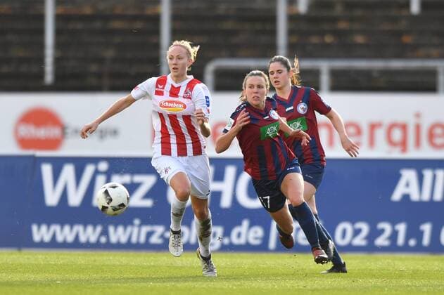 Running duel for the ball Meike Messmer Meike Messmer Cologne 20 Viktoria Schwalm Potsdam 17 Soccer Allianz Women Bundesliga 1 FC Köln 1 FFC Turbine Potsdam xmkx