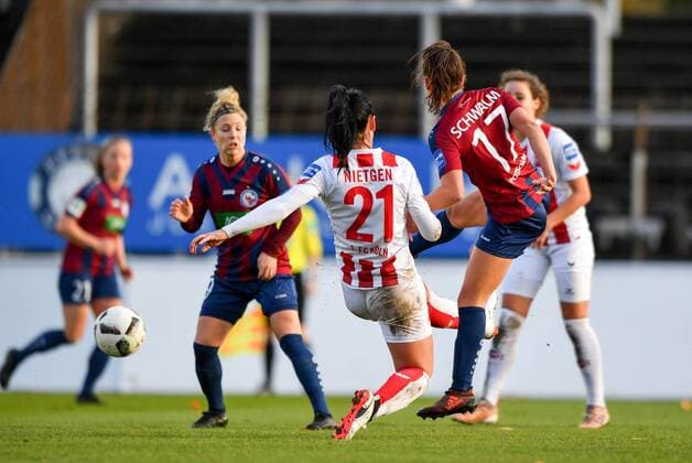 Peggy Nietgen Cologne 21 tries to disturb Viktoria Schwalm Potsdam 17 when scoring the goal Soccer Allianz Women Bundesliga 1 FC Köln 1 FFC Turbine Potsdam xmkx